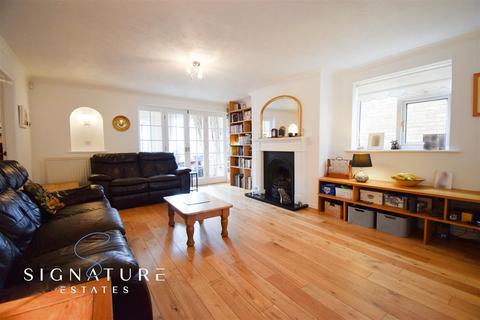 24 Rymill Close, Bovingdon, Hemel Hempstead, HP3 0JA
