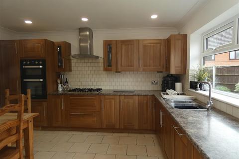19 Telmah Close, Stretton, Burton-on-trent, DE13 0EF