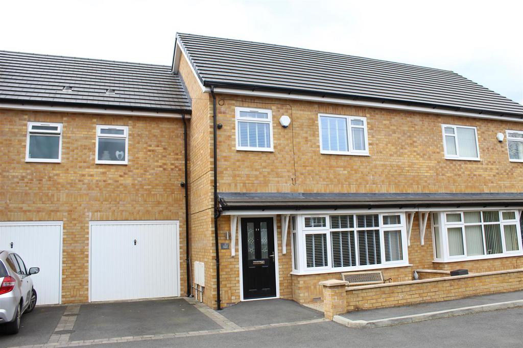 Kensington Grove, Glossop 3 bed mews for sale £328,000