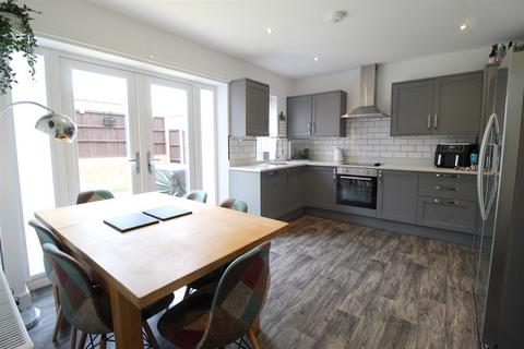 3 bedroom mews for sale, Kensington Grove, Glossop