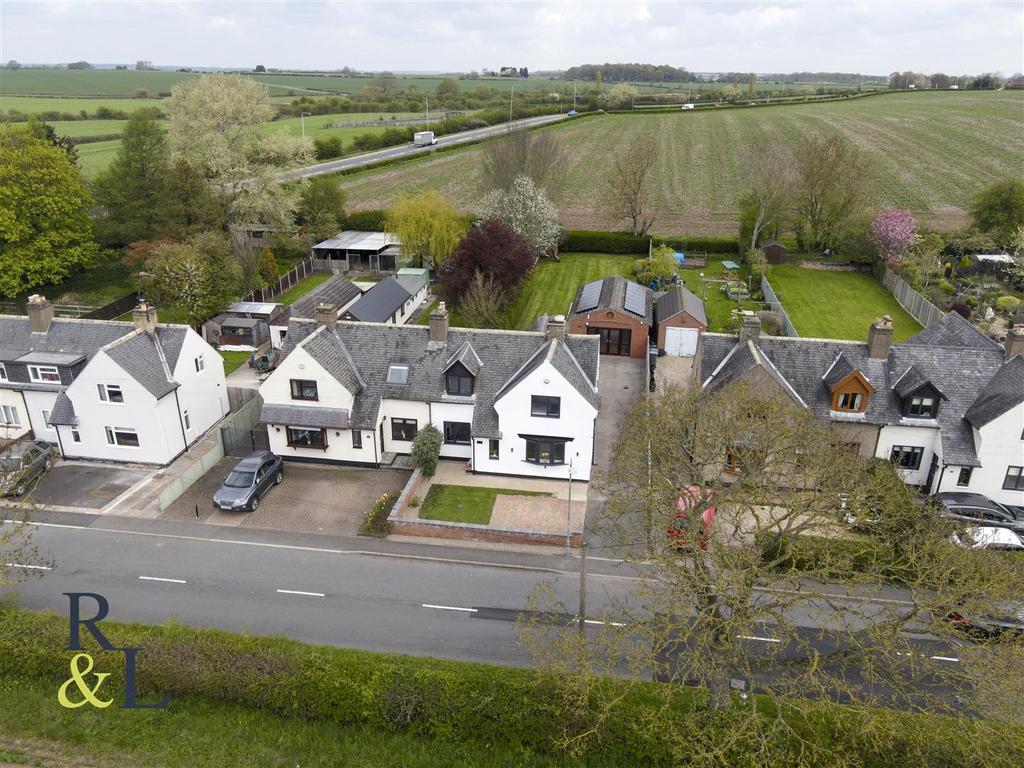 Saxondale Drive, RadcliffeOnTrent... 4 bed semidetached house for