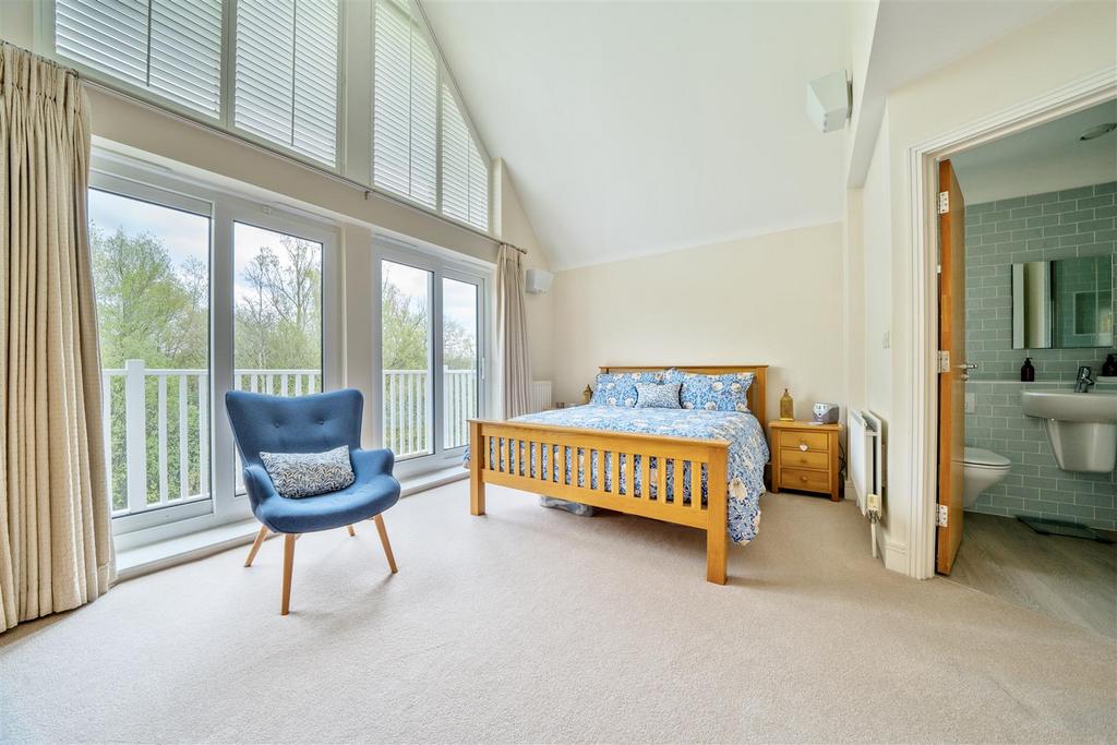 Lake Walk, Larkfield, Aylesford 4 bed detached house for sale £550,000