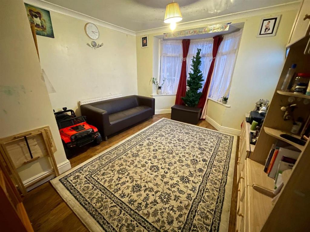Crispin Road, Edgware 3 bed terraced house for sale £470,000