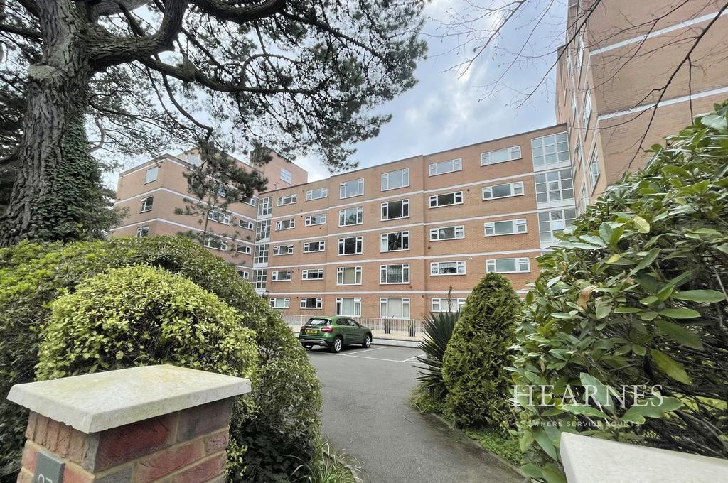Dean Park Road, Bournemouth, BH1 3 bed apartment £300,000