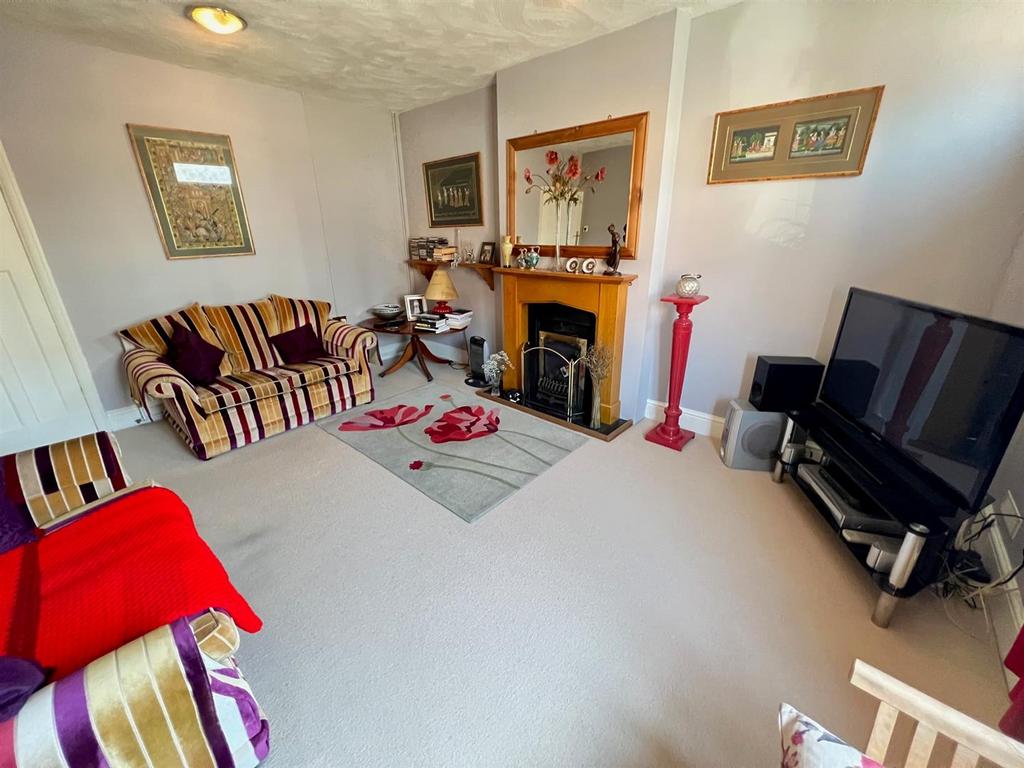 Enville Road, Kinver, DY7 6BX 3 bed semidetached house £285,000