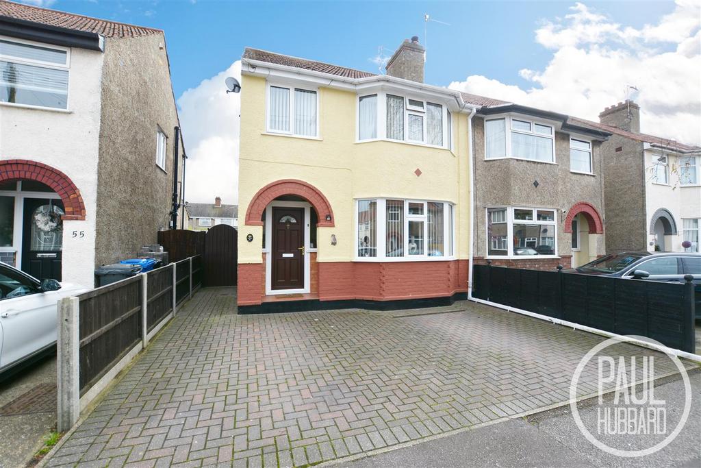 Waveney Crescent, Lowestoft, NR33 3 bed semidetached house £220,000