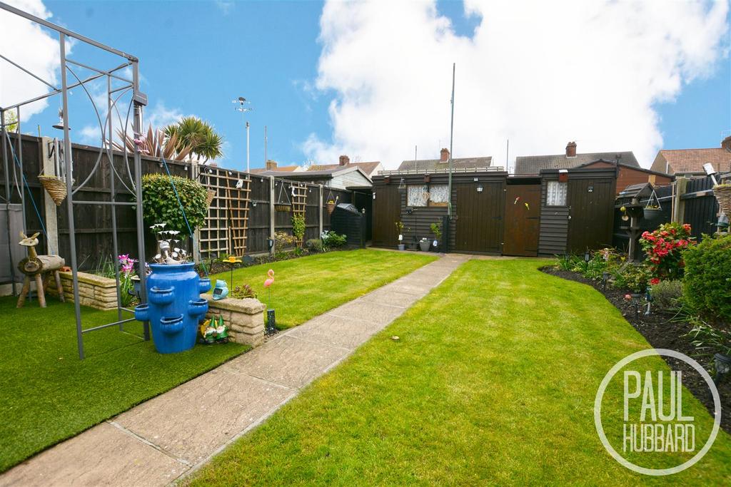 Waveney Crescent, Lowestoft, NR33 3 bed semidetached house £220,000
