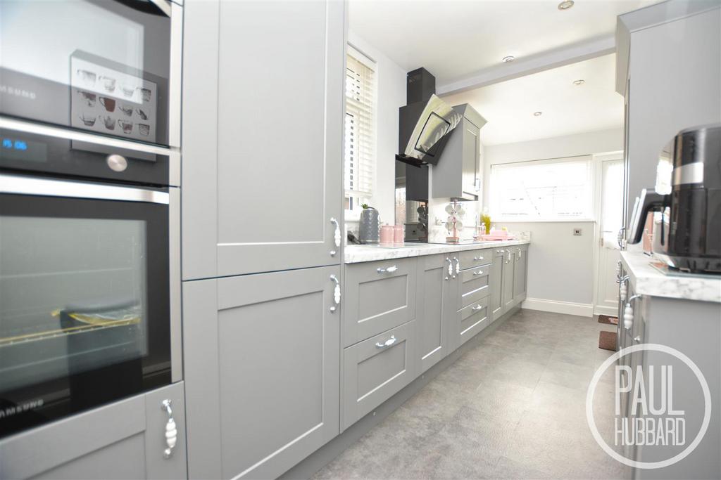 Waveney Crescent, Lowestoft, NR33 3 bed semidetached house £220,000