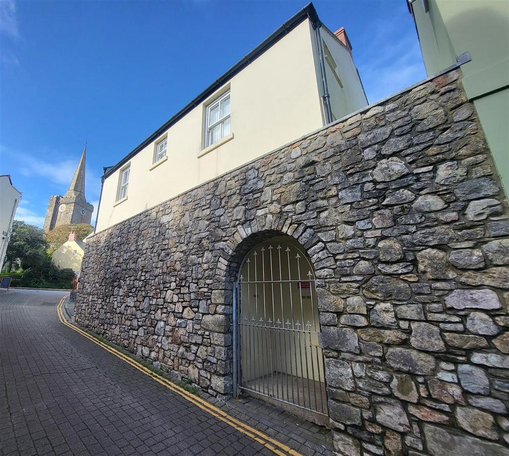 "Up Above" Flat 1,Cresswell Street, TENBY, Pembrokeshire. SA70 3 bed