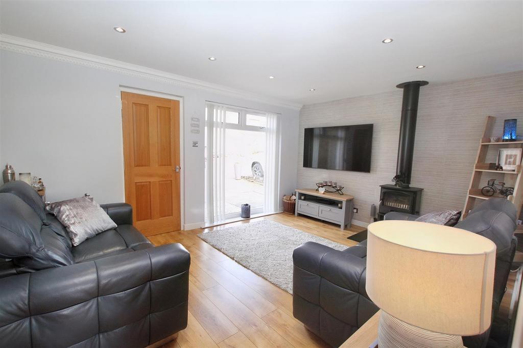 Allison Drive, Carnwath, Lanark 3 bed semidetached house £132,500