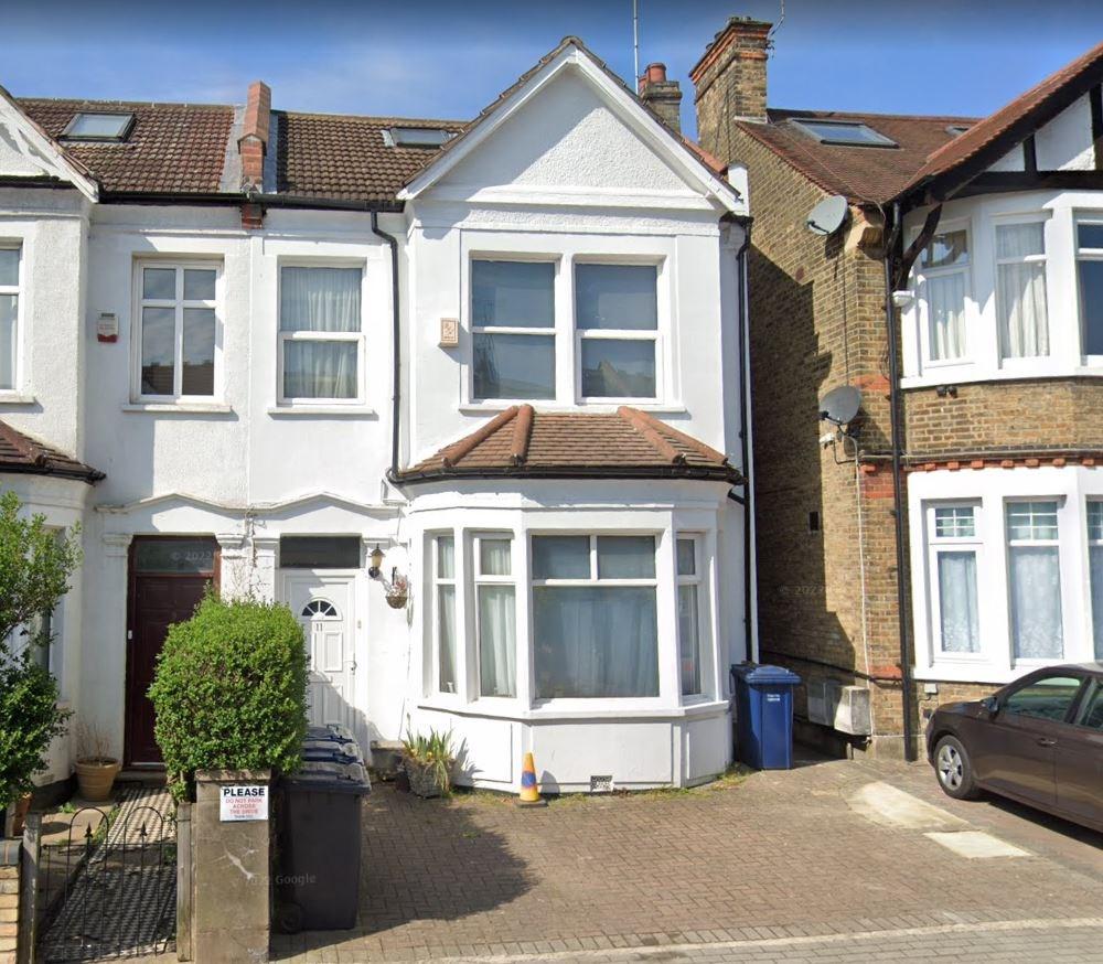 Ashurst Road, London, N12 6 bed semidetached house £3,500 pcm (£808 pw)