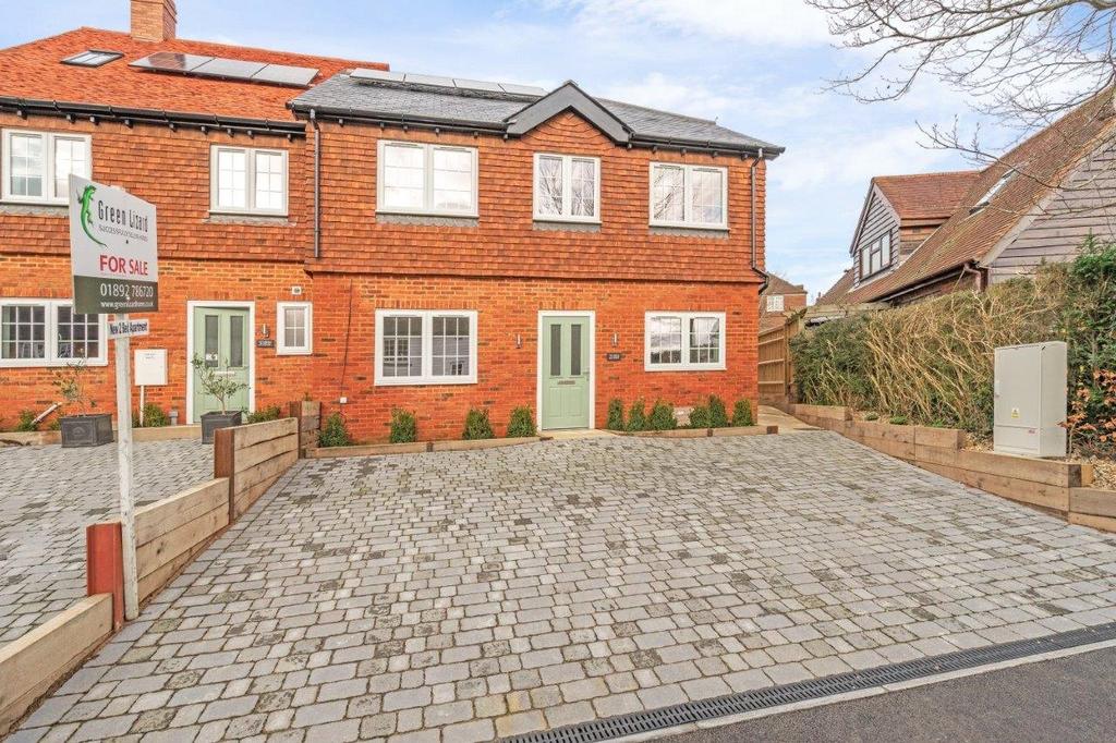 Mill End, Townlands Road, Wadhurst... 2 bed apartment £355,000