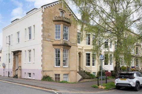 Flat 4, 20 Clarence Square, Cheltenham, GL50 4JP
