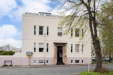 Flat 4, 20 Clarence Square, Cheltenham, GL50 4JP