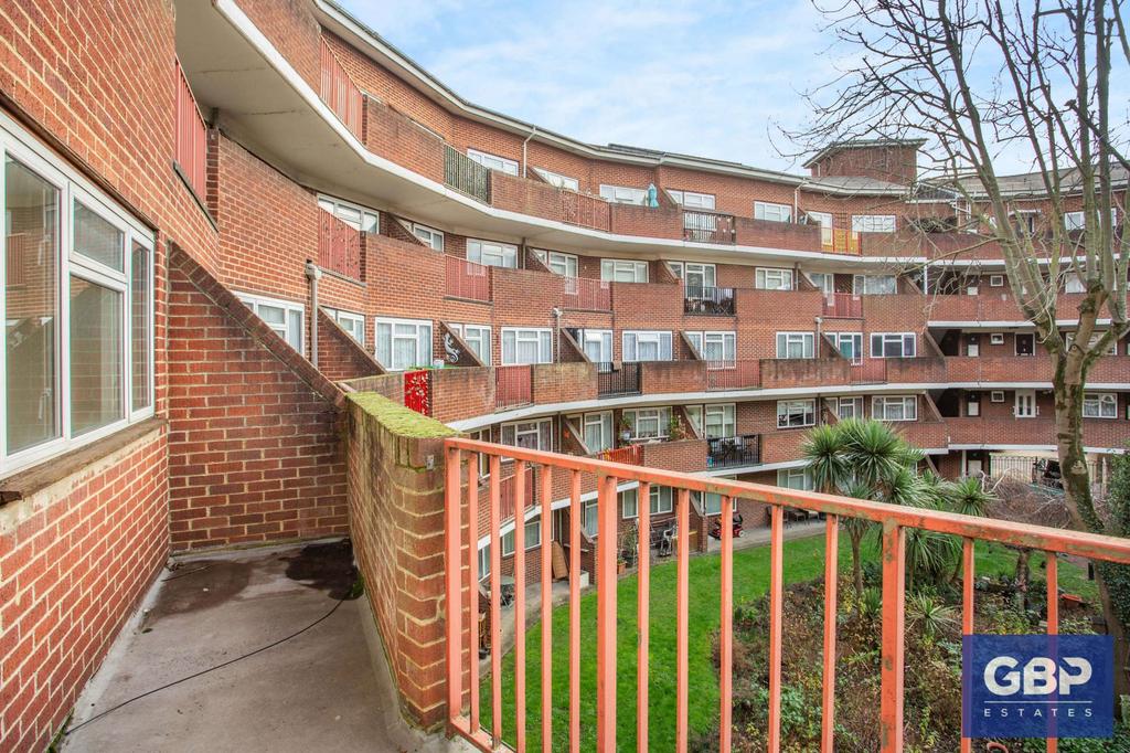 Yew Tree Gardens, The Rotunda Yew Tree Gardens, RM7 1 bed flat for sale £220,000