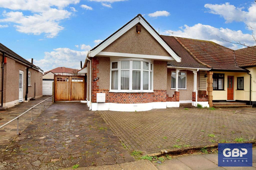 Heather Gardens, Romford, RM1 2 bed property - £425,000