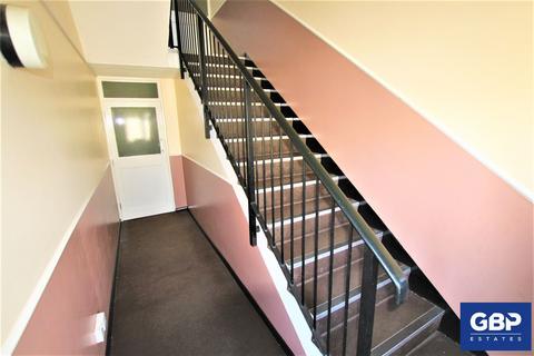 1 bedroom flat for sale - Frazer Close, Romford, RM1