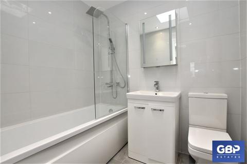 1 bedroom penthouse for sale - Southend Arterial Road, Carla Court, RM2