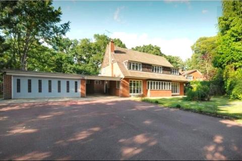 5 bedroom detached house to rent, Hockering Road, Woking, GU22