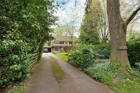 5 bedroom detached house to rent, Hockering Road, Woking, GU22