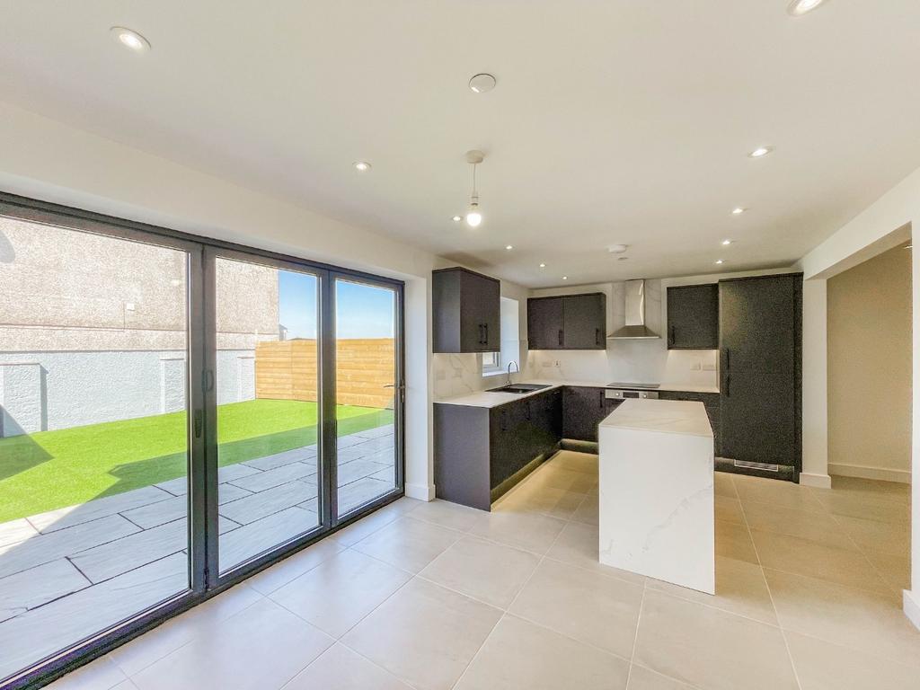 Swansea Road, Waunarlwydd, Swansea, West SA5 4SU 4 bed