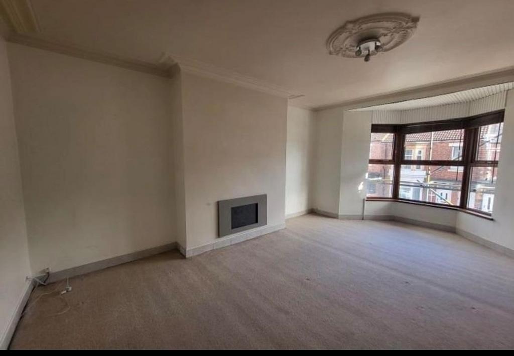 Birchington Avenue, South Shields 3 bed flat £595 pcm (£137 pw)
