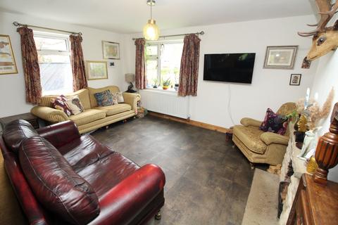3 bedroom semi-detached house for sale - Avon Close, Newport Pagnell, Buckinghamshire
