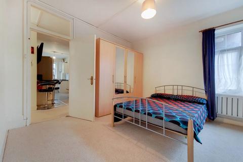 4 bedroom flat to rent, Anderson House, Fountain Road, London, SW17