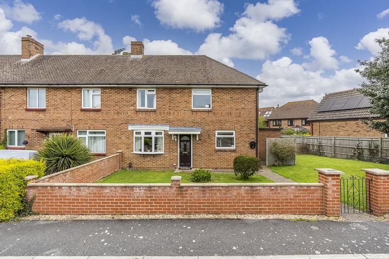 Bevis Close, Warsash, Southampton, Hampshire. SO31 9GL 3 bed semi