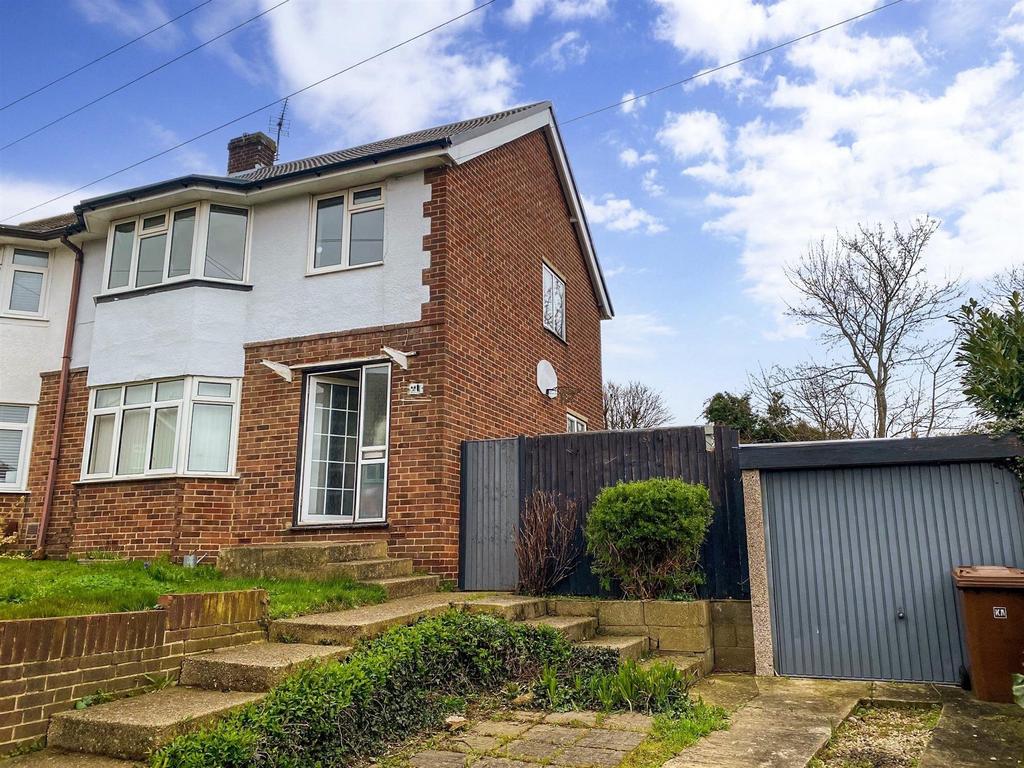 Rolvenden Road, Wainscott, Rochester, Kent 3 bed semidetached house