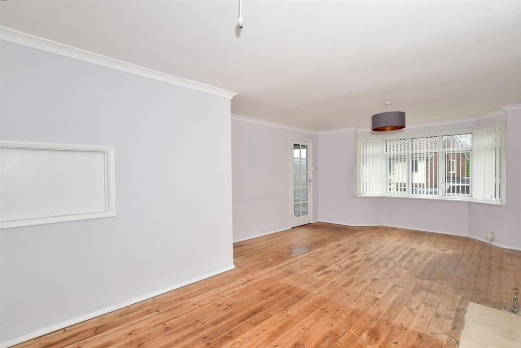 Rolvenden Road, Wainscott, Rochester... 3 bed semidetached house £