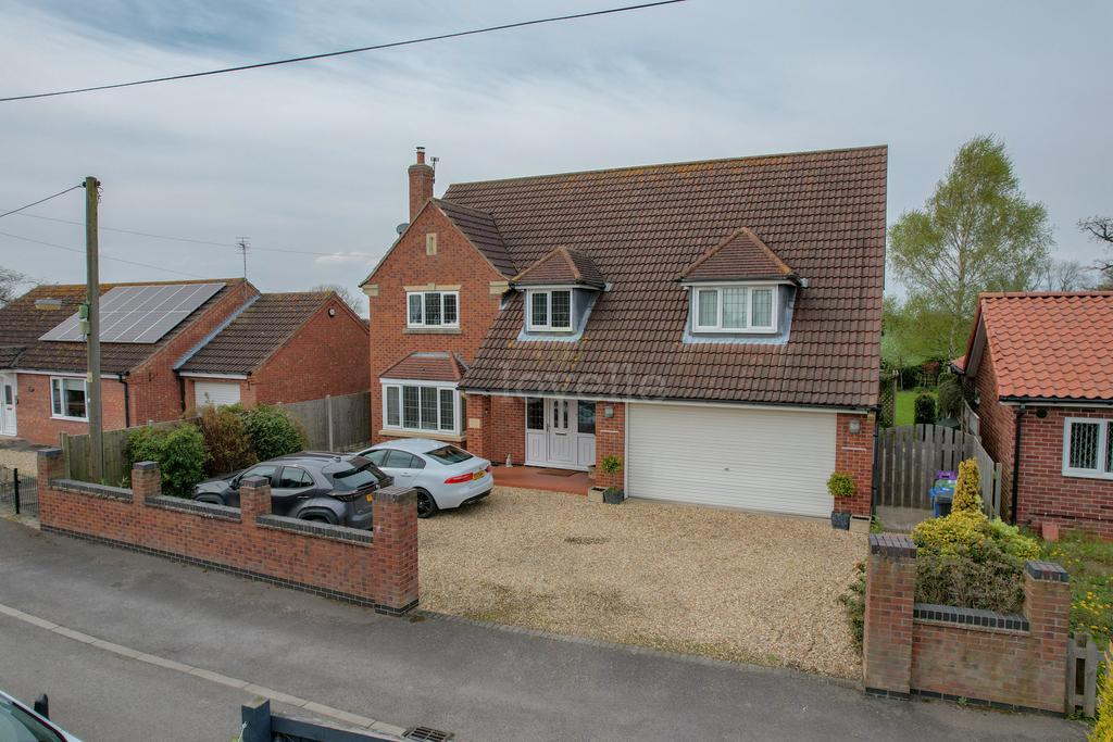 Hill Top Lane, Blyton DN21 4 bed detached house for sale £475,000