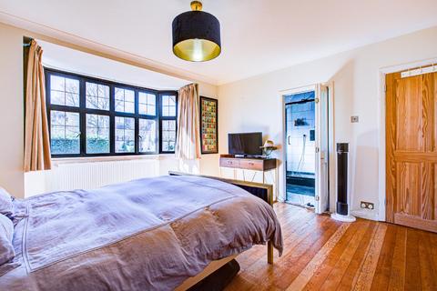31 Somertrees Avenue, London, SE12 0BS