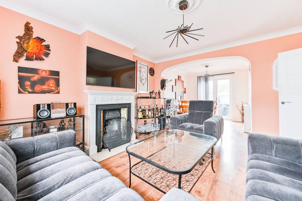 Harcourt Avenue, Edgware, HA8 4 bed semidetached house for sale £675,000