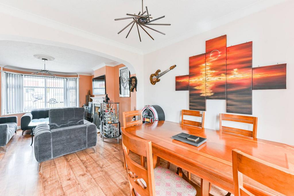 Harcourt Avenue, Edgware, HA8 4 bed semidetached house for sale £675,000