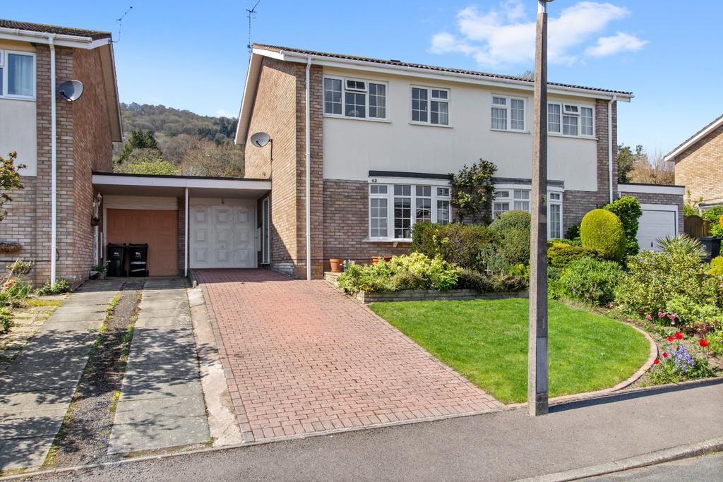 Walnut Crescent, Malvern, Worcestershire 3 bed semidetached house £