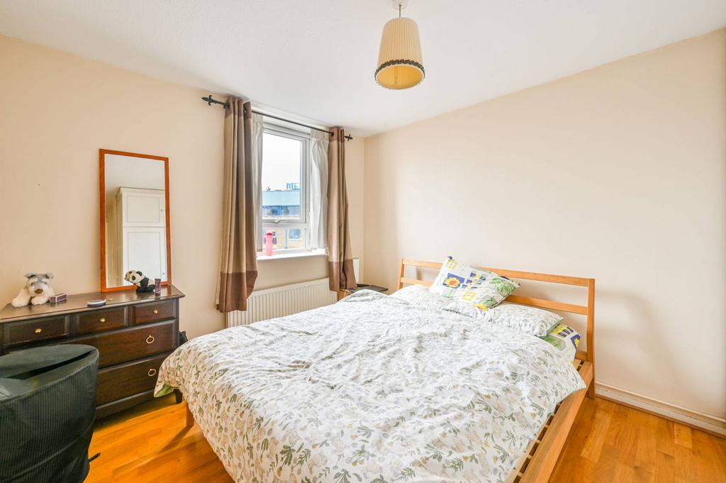 Burr Close, Wapping, London, E1W 1 bed flat for sale £450,000