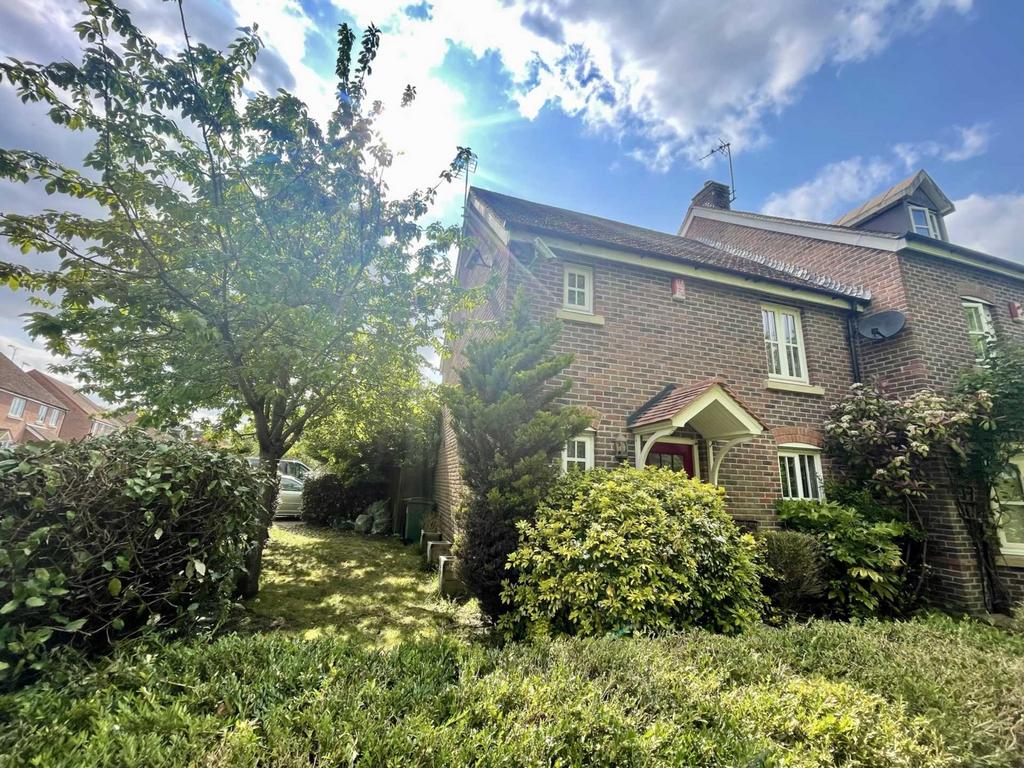 Acorn Gardens, Burghfield Common 3 bed semidetached house for sale £