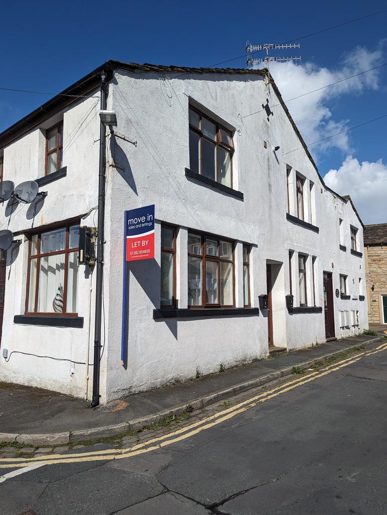 St. James Square, Barnoldswick BB18 1 bed flat £415 pcm (£96 pw)