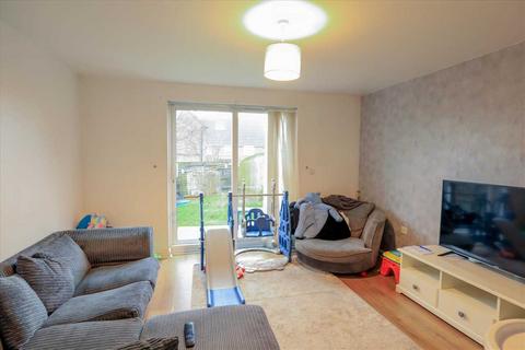 2 bedroom end of terrace house to rent, Wren Close, Corby