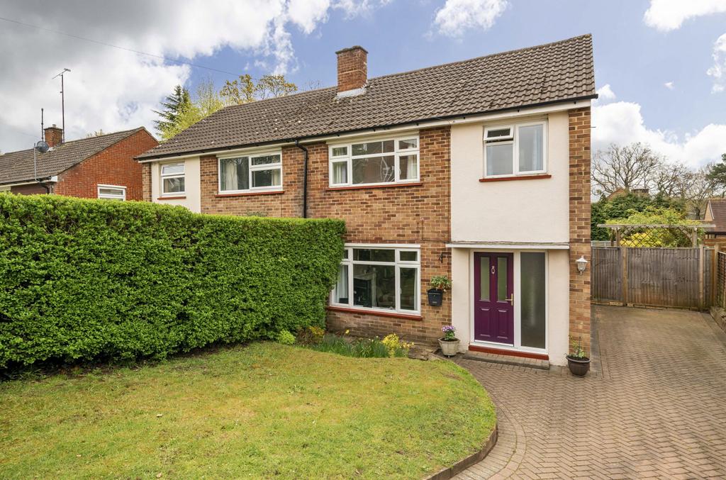 Hawthorn Road, Frimley, Camberley, GU16 3 bed semidetached house for