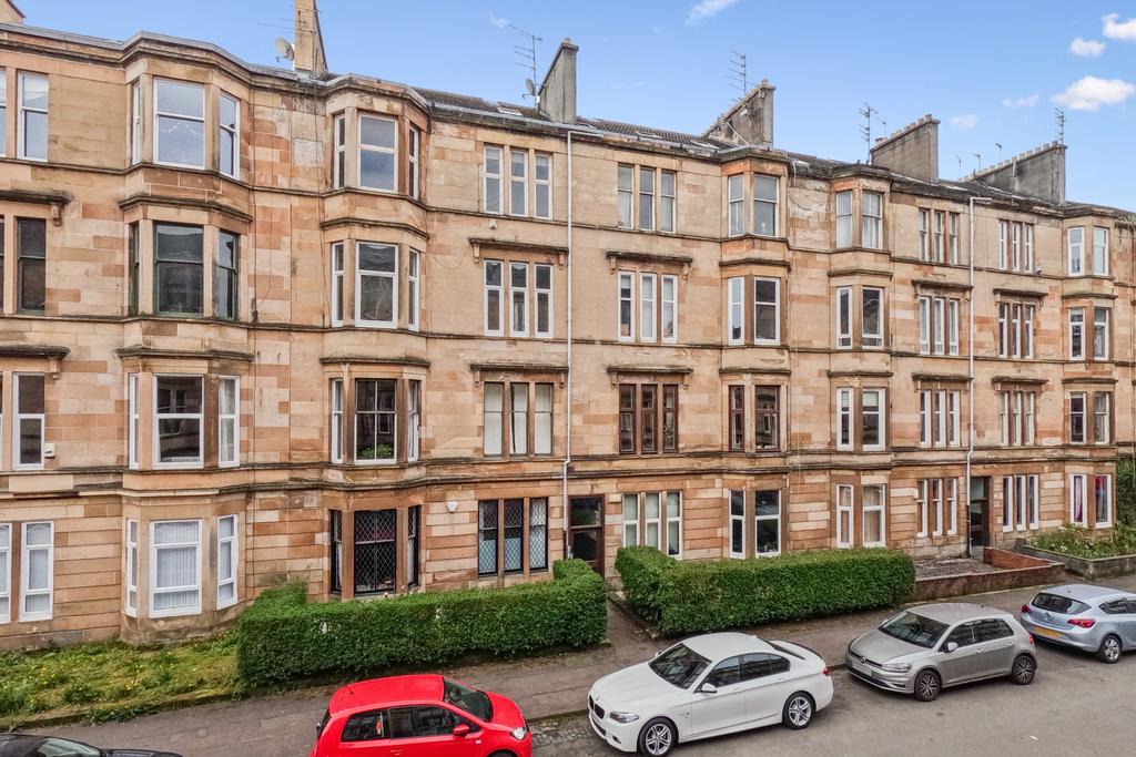 Albert Avenue, Flat 2/2, Queens Park, Glasgow, G42 8RB 2 bed flat for