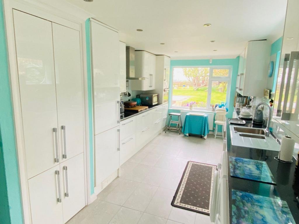 Church Lane, Cold Higham, Northamptonshire NN12 8LS 4 bed detached