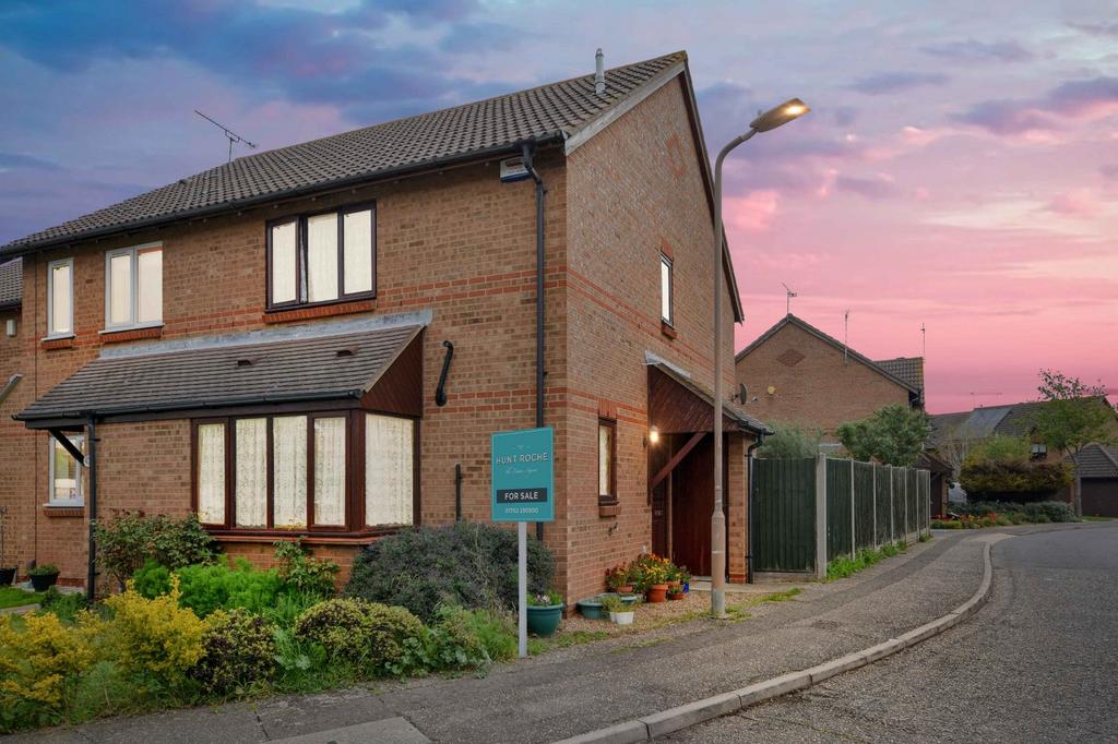 Caversham Avenue, North Shoebury, Shoeburyness, Essex, SS3 3 bed end of