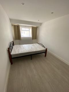 2 bedroom flat to rent, Carlisle Gardens, Ilford IG1