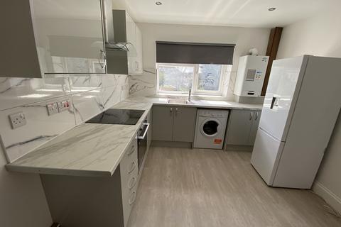 2 bedroom flat to rent, Carlisle Gardens, Ilford IG1