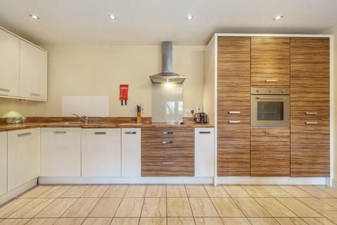 2 bedroom flat for sale, Wallis Square, Farnborough, GU14