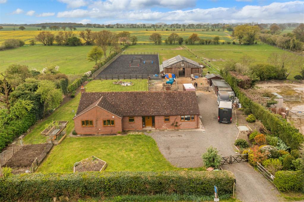 North Howden, Goole, DN14 7LF 4 bed equestrian property for sale £650,000