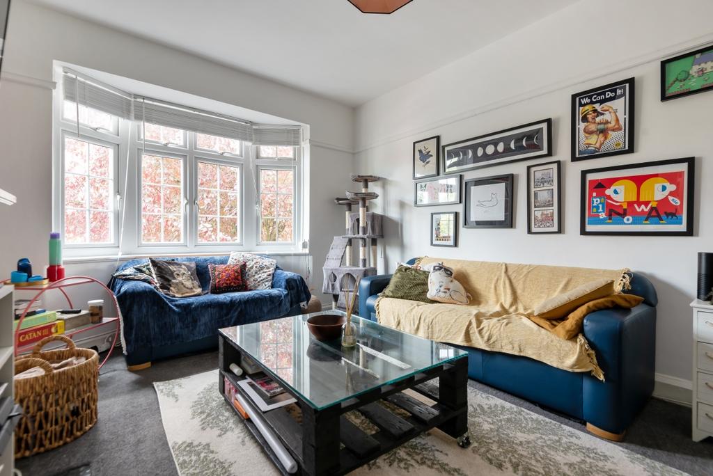 Godley Road Earlsfield SW18 2 bed flat to rent £1,850 pcm (£427 pw)