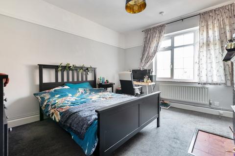 2 bedroom flat to rent, Godley Road Earlsfield SW18